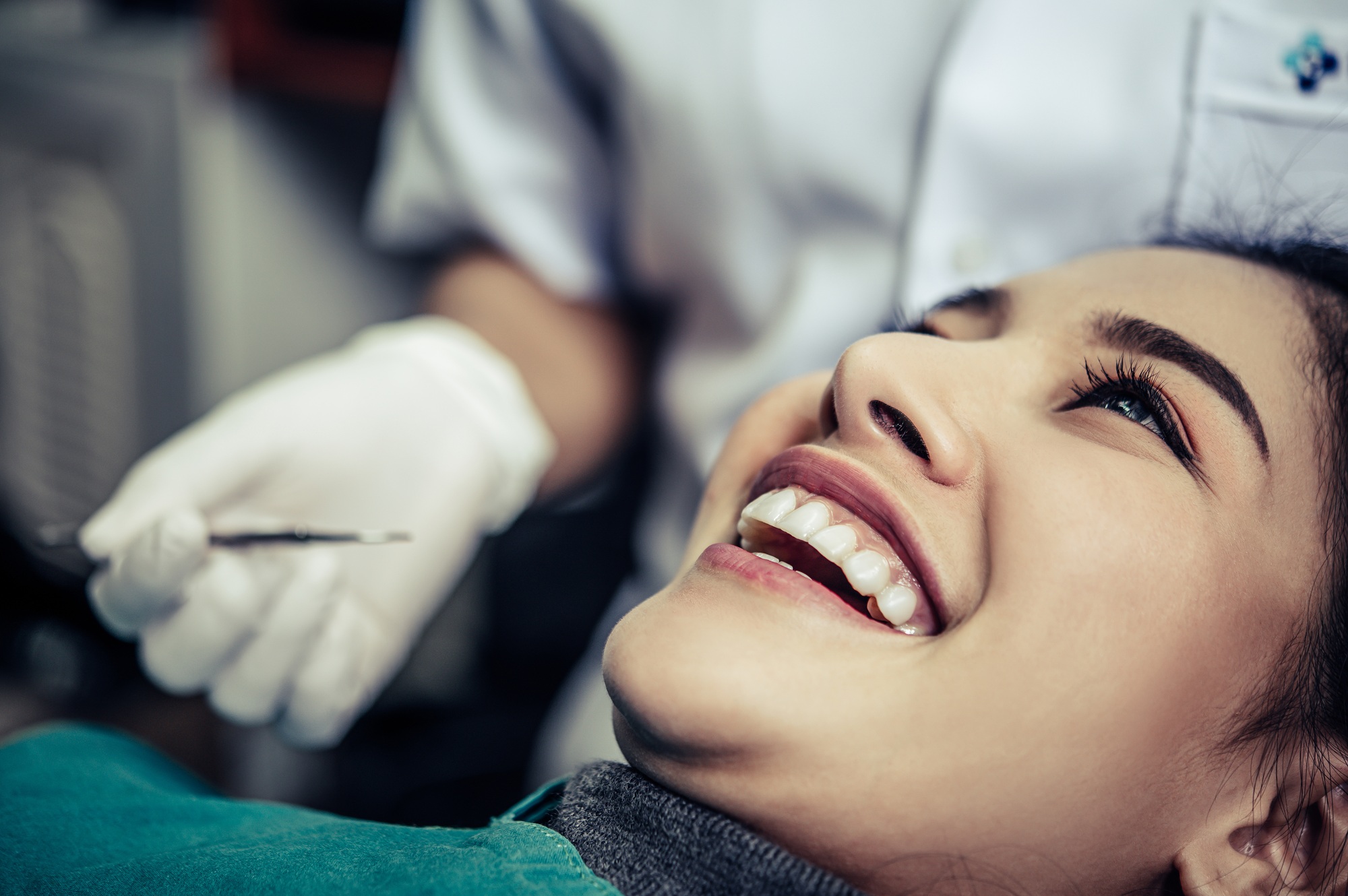 The dentist examines the patient's teeth.